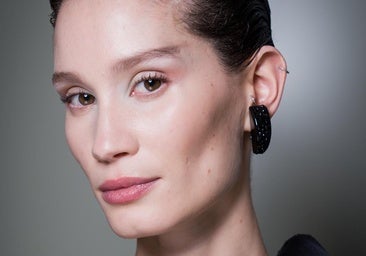 Si solo quieres mantener tu piel hidratada y luminosa, la piel húmeda es tu tendencia: consejos y productos